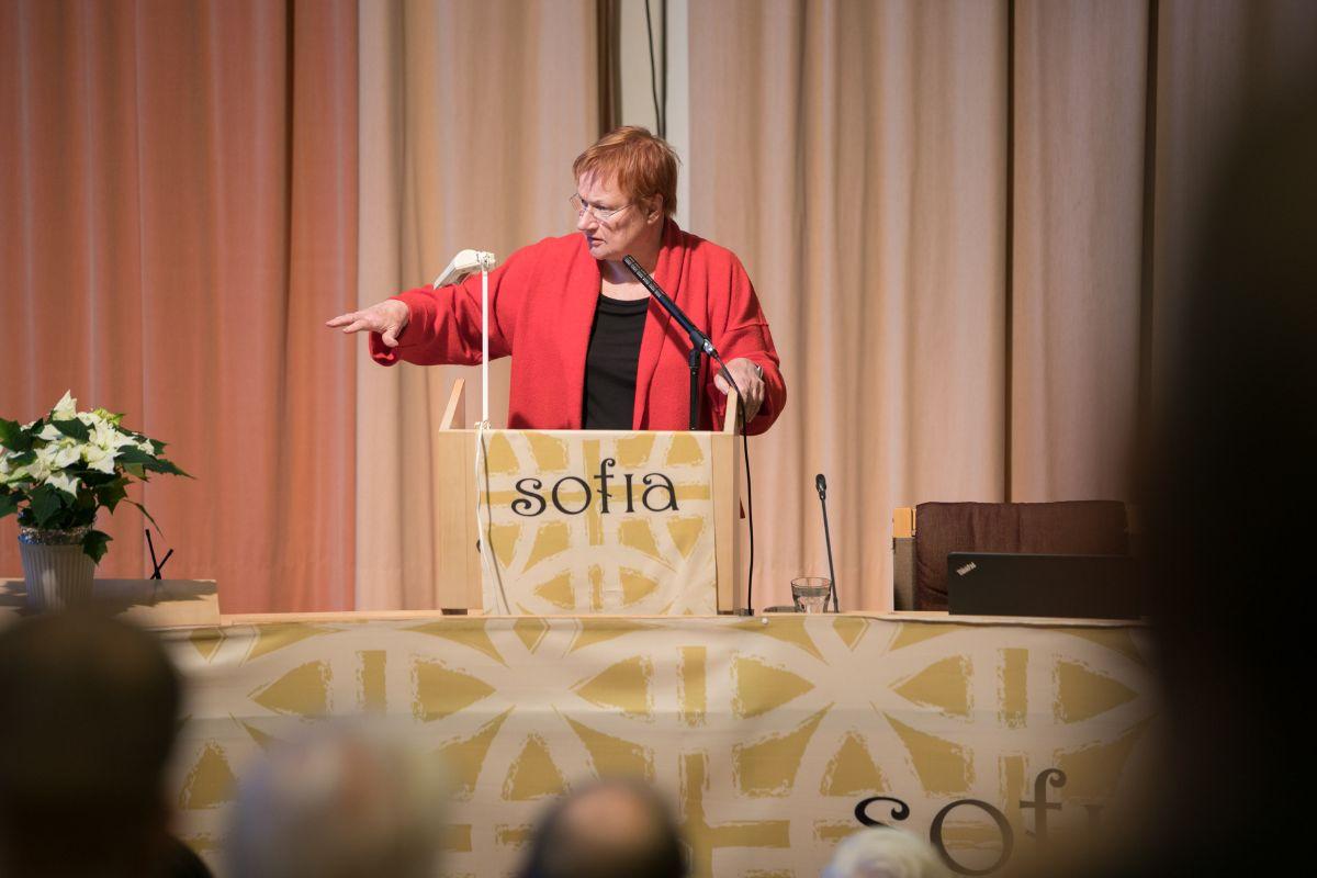 Presidentti Tarja Halonen antoi Sofia Forumin ilmastotyöryhmille kokeneen poliitikon neuvoja. Kuva: Aarne Ormio / Kirkon kuvapankki